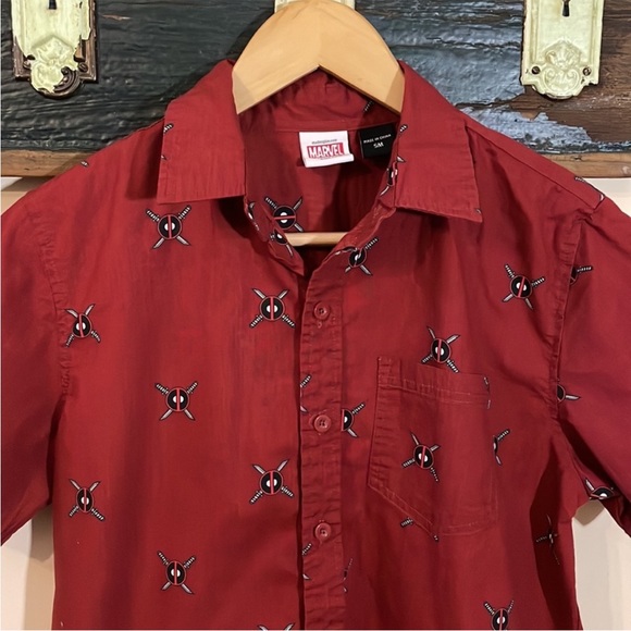 Mad Engine Marvel Deadpool Short Sleeve Button Down Shirt Size Small - Picture 4 of 10